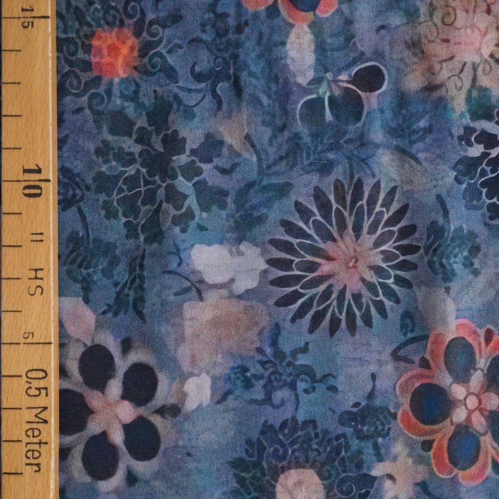 Viskose Druck Aquarellblüten auf rauchblau